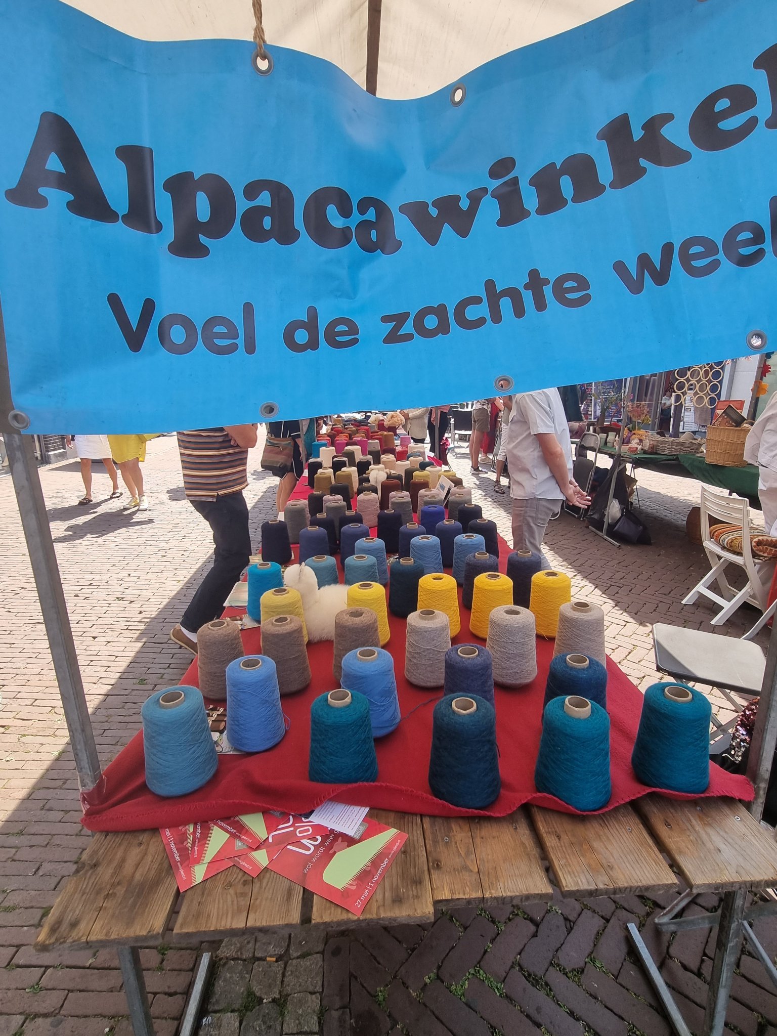 De kraam van Alpaca Winkel op de Weversmarkt in Hoorn