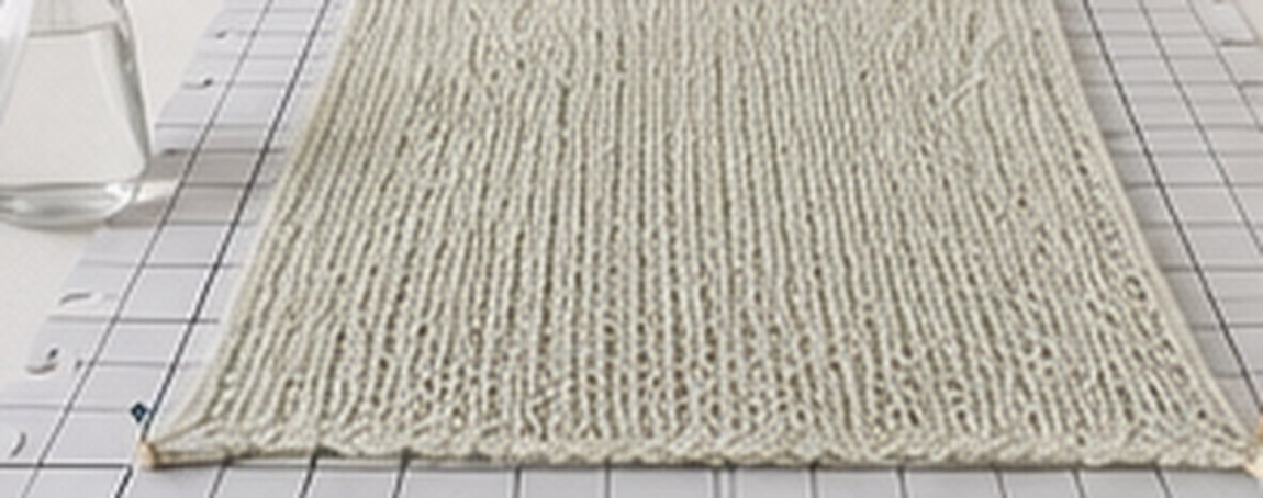 Zacht gebreid werk van 100% Baby Alpaca dat wordt opgespannen om de juiste vorm te behouden