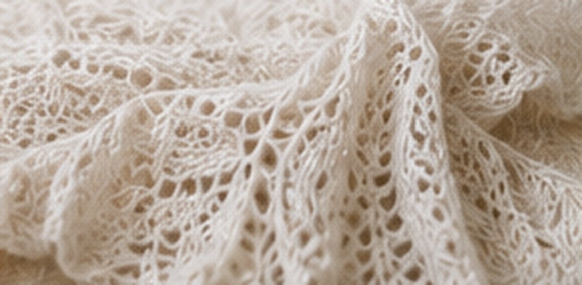 Luchtig lace- en ajourbreiwerk van fijne 2-draads Baby Alpaca